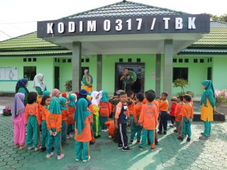 Puluhan Anak Usia Dini Lakukan Field Trip di Kodim 0317/TBK