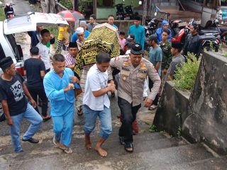 Kapolsek Moro Melayat ke Rumah Duka Purnawirawan Polri