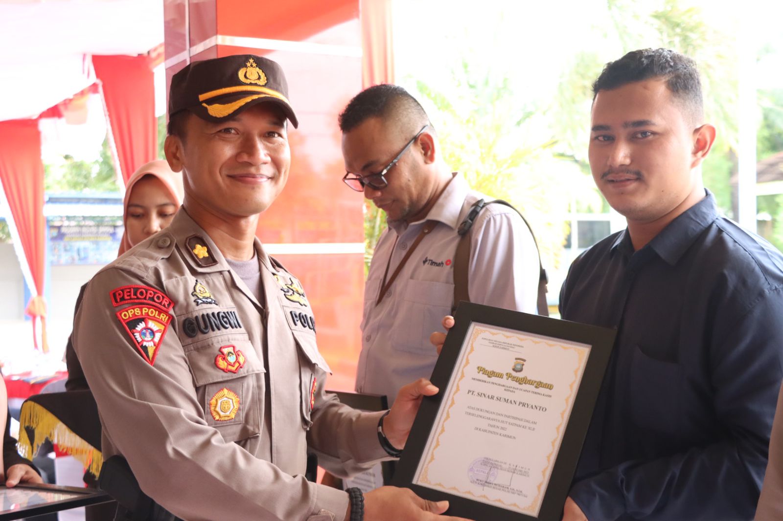 Polres Karimun Berikan Piagam Penghargaan Ke Tiga Orang Satpam