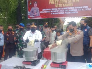 Polisi Rebus 7,7 Kg Sabu-sabu dan Hancurkan Ribuan Botol Miras.