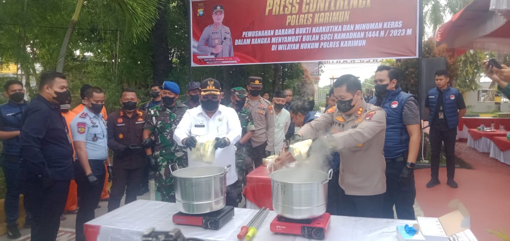 Polisi Rebus 7,7 Kg Sabu-sabu dan Hancurkan Ribuan Botol Miras.