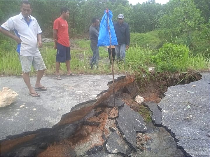 Akibat Hujan Lebat, Jembatan di Desa Gemuruh Roboh.