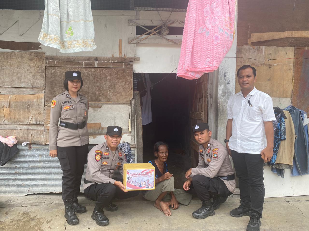 Bahan Pokok Naik, Polres Karimun Berikan Sembako ke Masyarakat.