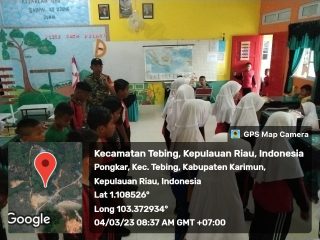 Babinsa Pongkar Latih Murid DSN 006 Tebing Baris-berbaris