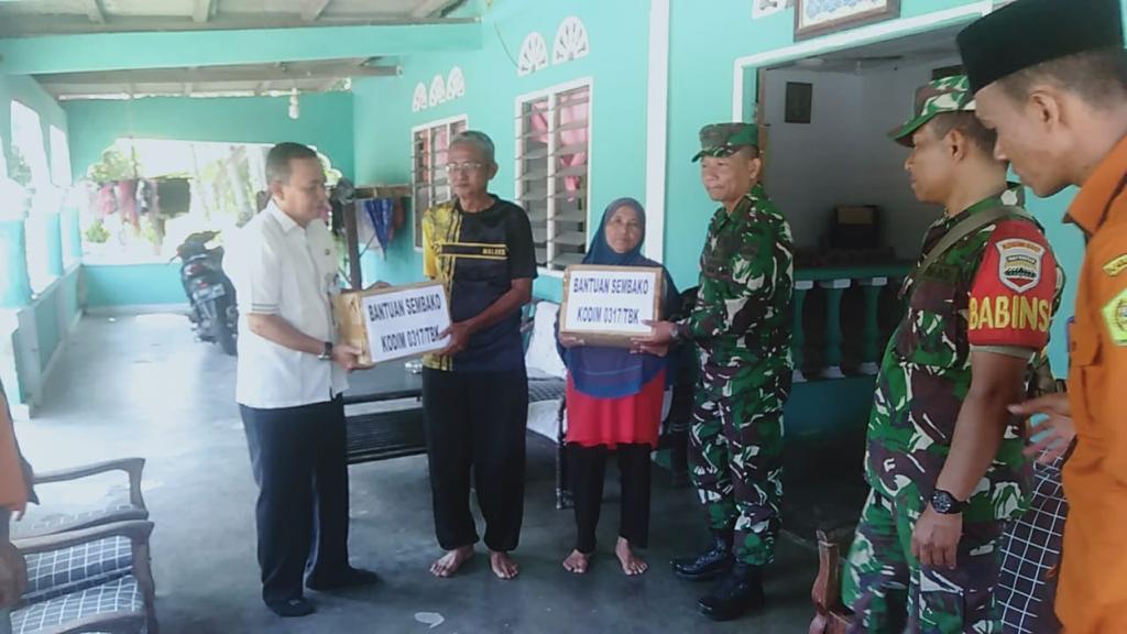 Kodim 0317/TBK Berikan Bantuan Sembako Kepada Korban Puting Beliung di Desa Parit.