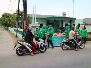 Ibu-ibu Persit KCK Dim 0317/TBK Bagi-bagi Takjil.