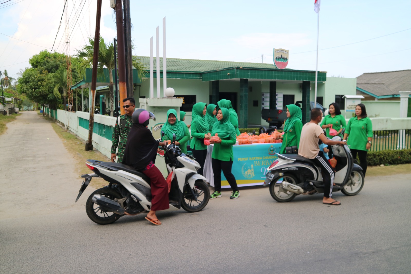 Ibu-ibu Persit KCK Dim 0317/TBK Bagi-bagi Takjil.