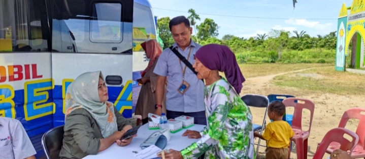 Sambut Ramadhan, Mobil Sehat PT Timah Tbk Berikan Layanan Kesehatan ke Warga Desa Sawang Laut.