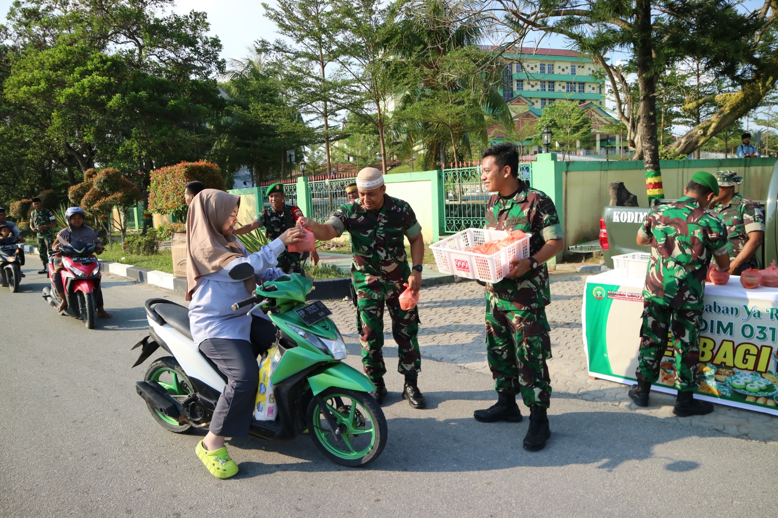 Ramadhan Berkah, Kodim 0317/TBK Berbagi Takjil ke Pengendara.