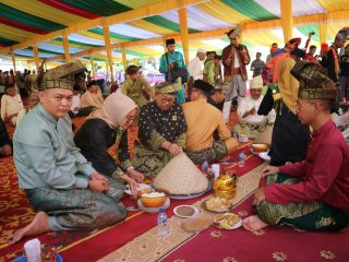 Warga Karimun Gelar Kenduri Kampung Sehidang Talam Sambut Ramadhan.