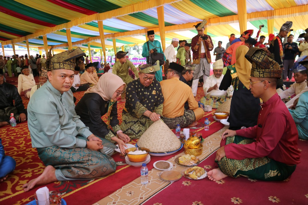 Warga Karimun Gelar Kenduri Kampung Sehidang Talam Sambut Ramadhan.