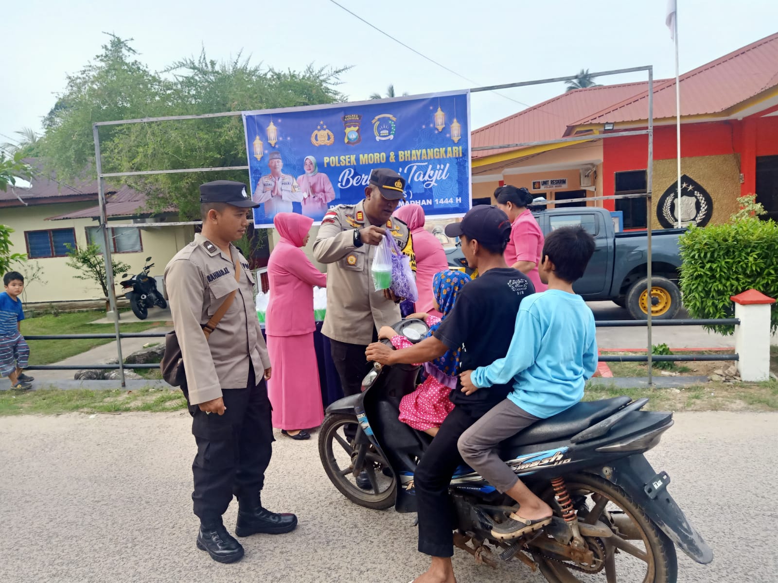 Berkah Ramadhan, Polsek Moro dan Bhayangkari Bagikan Takjil Berbuka Puasa.