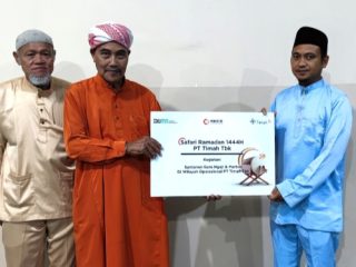 Kunker ke Pulau Kundur, Direksi dan Komisaris PT Timah Tbk Serahkan Santunan ke Guru Ngaji dan Marbot.