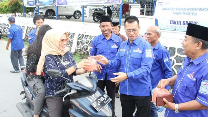 Momentum Ramadhan, Aneng Ajak DPC Partai Demokrat Karimun Berbagi Takjil Gratis.