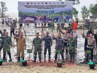 Kodim 0317/TBK tanam 700 bibit Magrove di bibir Pantai Indah, yang berada di Desa Pangke, Kecamatan Meral Barat, Kabupaten Karimun.