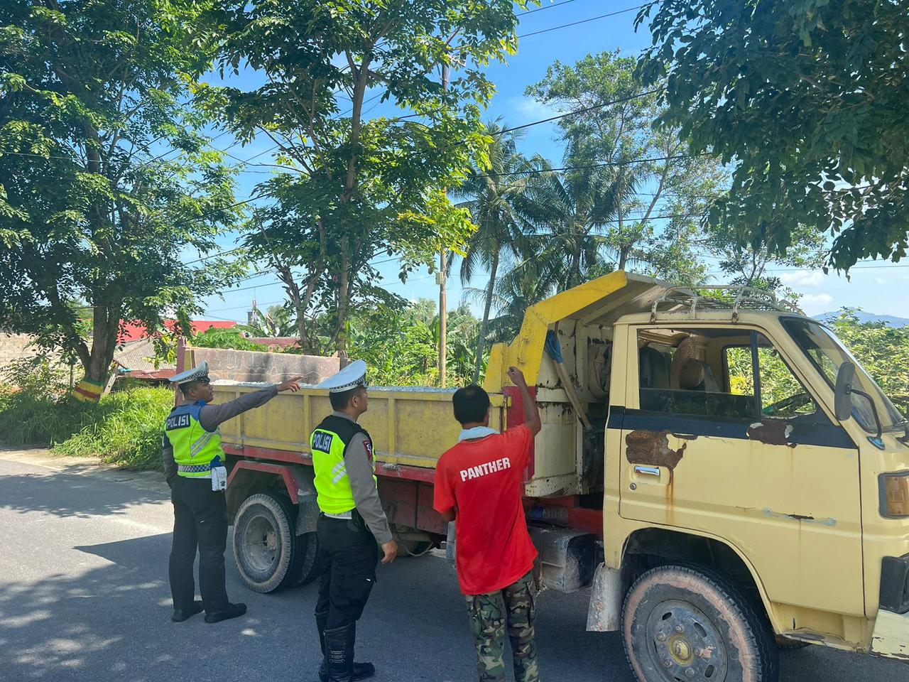 Sejumlah warga di sekitar wilayah Jalan Poros Karimun mengeluhkan aktifitas truk pengangkut bahan material kerikil dan tanah.