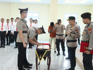 Polres Karimun melakukan rotasi jabatan Kabagops, Kompol Anak Agung Made Winarta dan Kasat Lantas, AKP Eko Aprianto.