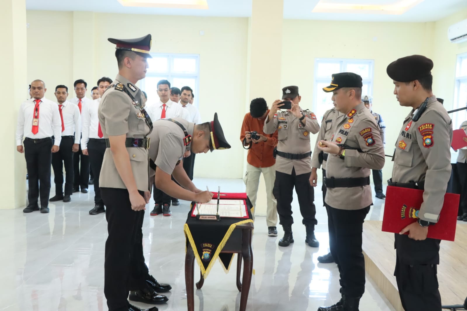 Polres Karimun melakukan rotasi jabatan Kabagops, Kompol Anak Agung Made Winarta dan Kasat Lantas, AKP Eko Aprianto.