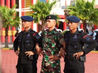 TNI-Polri di Kabupaten Karimun menggelar apel jam pimpinan ciptakan sinergitas dan soliditas di halaman Mapolres Karimun.