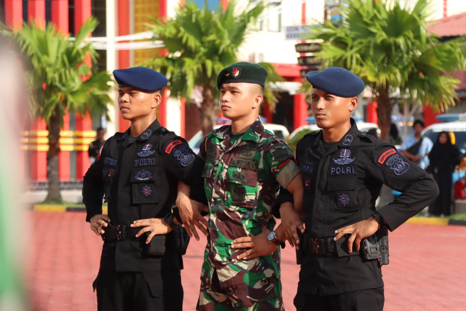 TNI-Polri di Kabupaten Karimun menggelar apel jam pimpinan ciptakan sinergitas dan soliditas di halaman Mapolres Karimun.