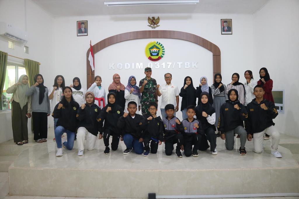 Dandim 0317/TBK, Letkol Inf Budianto Damanik melepas para atlet Dojo untuk mengikuti Kejurda Forki Provinsi Kepri tahun 2023 di Batam.