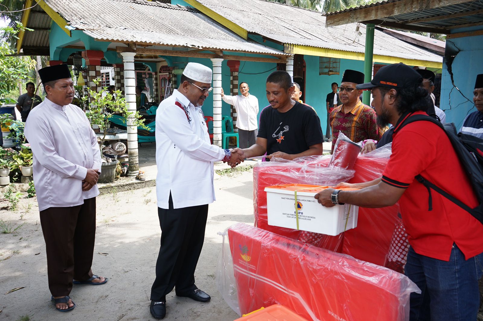 Bupati Karimun, Aunur Rafiq menyalurkan bantuan kepada Suhidarmawanto, pasca rumahnya mengalami musibah kebakaran pada 27 Juni 2023.