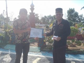 PT Timah Tbk menyerahkan bantuan untuk peningkatan sarana dan prasarana di Pemakaman Kamboja, Kelurahan Teluk Uma, Kecamatan Tebing, Kabupaten Karimun.