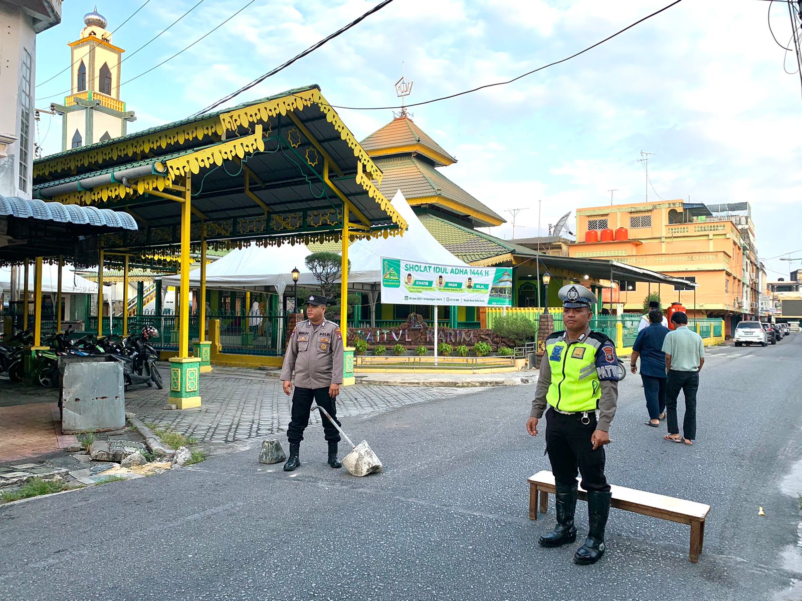 Sebanyak 72 personel Polres Karimun melaksanakan pengamanan shalat Idul Adha dibeberapa Masjid di wilayah hukum Polres Karimun.