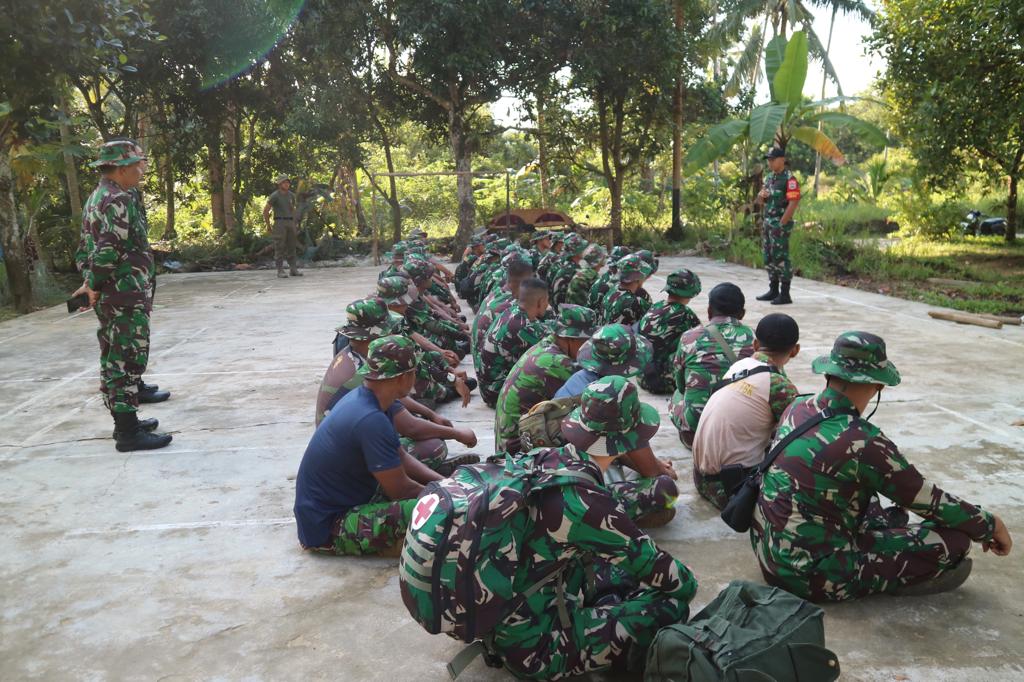 Dansatgas TMMD Ke-117 Ta. 2023, Letkol Inf. Budianto Hamdani Damanik pimpin apel pagi di Lapangan Voly Kelurahan Buru, Kecamatan Buru.