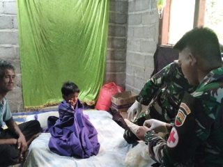 Tim Kesehatan (Timkes) Satgas TMMD ke-117 memberikan layanan sunatan gratis kepada anak-anak di Pulau Buru Kelurahan Lubuk Puding.