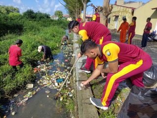 Polres Karimun beserta Polsek jajaran, TNI dan masyarakat melaksanakan gotong-royong membersihkan-bersih sampah di wilayah Kabupaten Karimun.