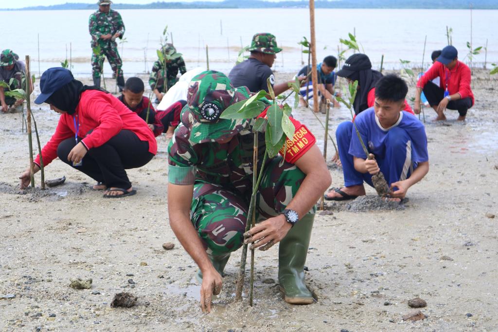 Satgas TMMD ke-117 mengajak para Mahasiswa KKN UK, Siswa-siswi SMA N 1 Buru dan SMP N 1 Buru melakukan 500 bibit pohon mangrove.