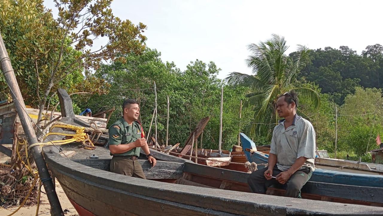 Babinsa Pongkar Koramil 04/Tebing, Serda Efin melaksanakan kegiatan Komsos dengan warga binaan di Dusun Pelambung Desa Pongkar.