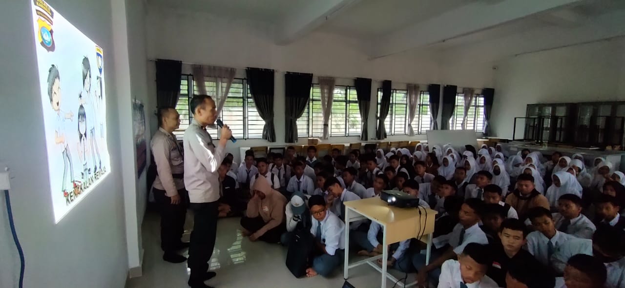 Sat Binmas Polres Karimun melaksanakan sosialisasi dan himbauan kepada masyarakat dan pelajar di SMAN 5 Karimun, Rabu (12/7/2023).