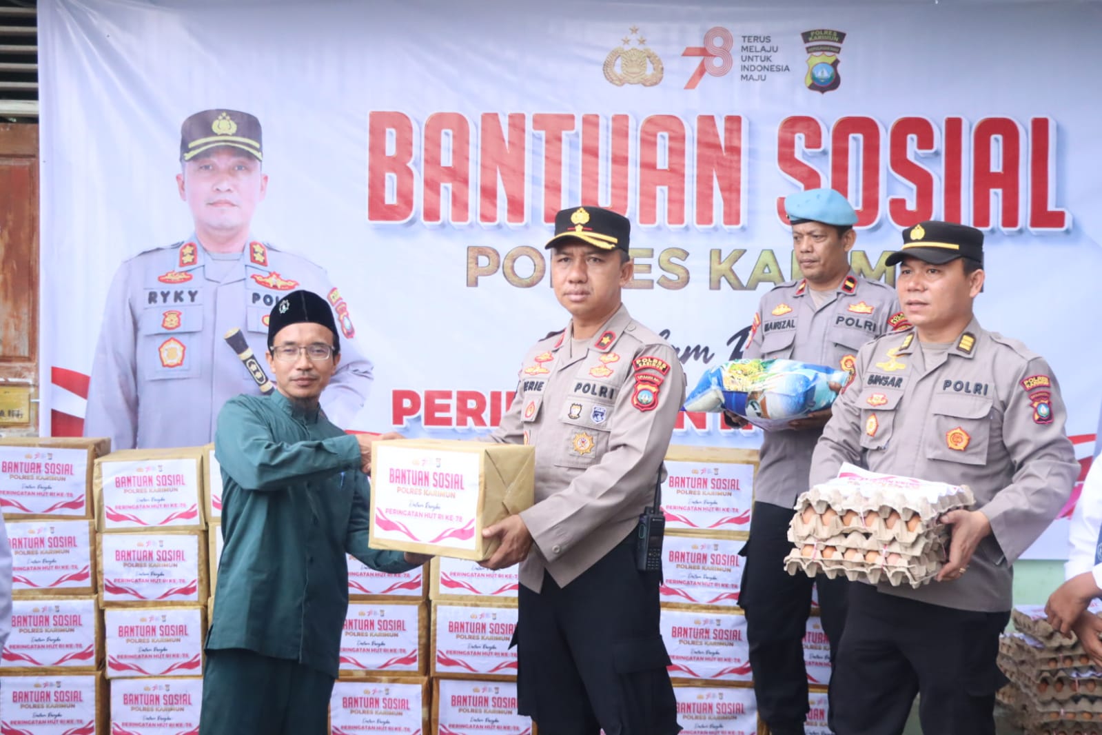 Sambut HUT RI Ke-78 tahun 2023, Polres Karimun menyalurkan bantuan berupa sembako ke sejumlah panti asuhan dan warakawuri, Selasa (8/8/2023).