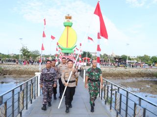 Polres Karimun melaksanakan Kirab Kebangsaan Merah Putih bersama TNI-Polri, yang dilaksanakan di Coastal Area.