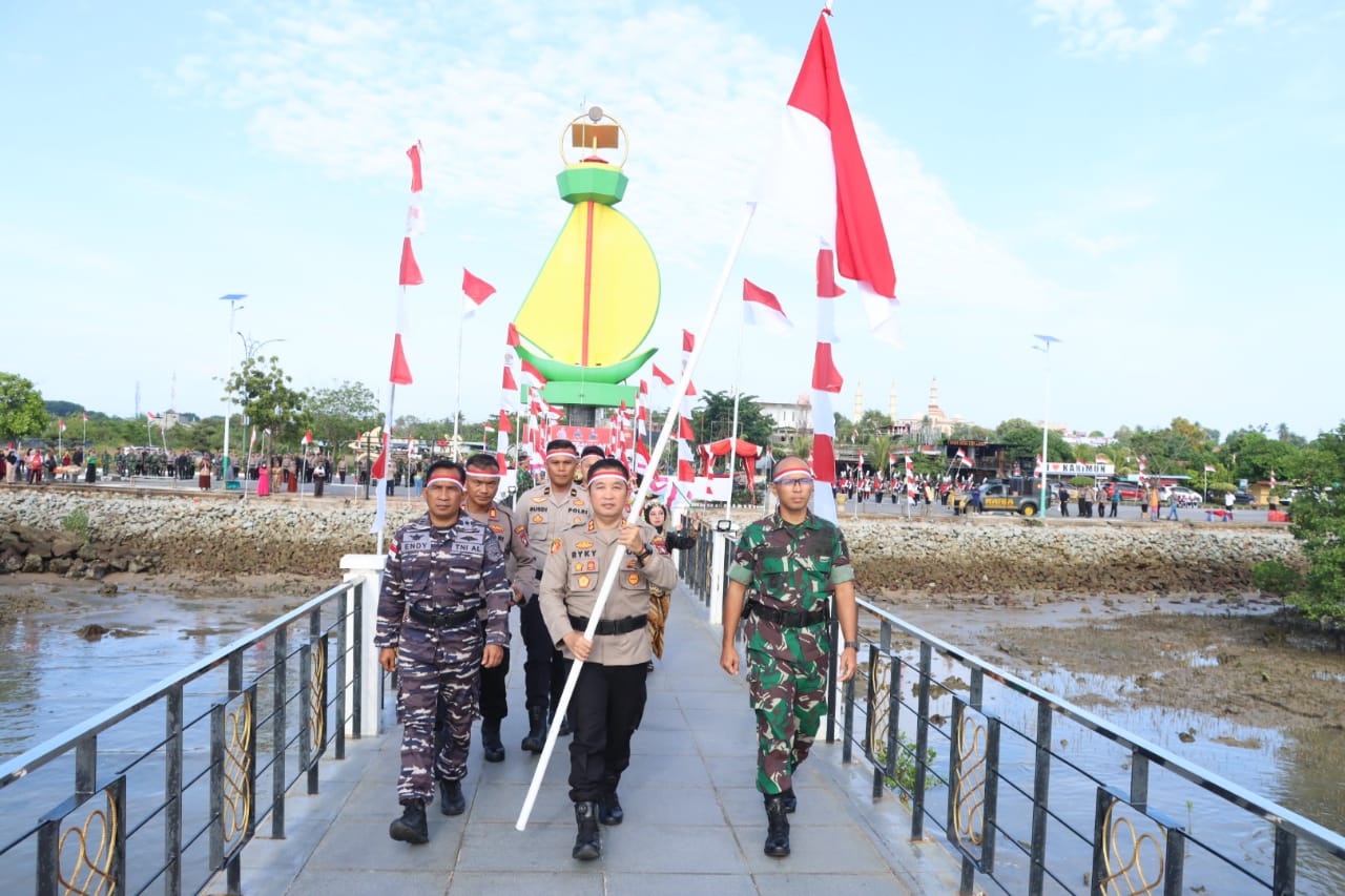 Polres Karimun melaksanakan Kirab Kebangsaan Merah Putih bersama TNI-Polri, yang dilaksanakan di Coastal Area.