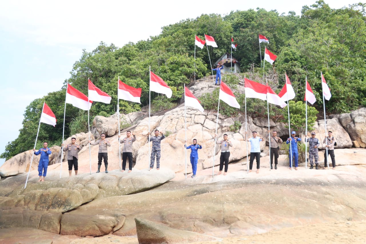 Kapolres Karimun, AKBP Ryky W. Muharam mengibarkan bendera merah putih di pulau terluar, Pulau Tokong Hiu Kabupaten Karimun.