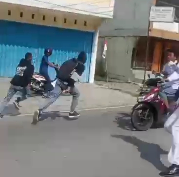 Viral video berisi diduga aksi tawuran yang dilakukan oleh dua kelompok pelajar SMA dan SMK di Kabupaten Karimun, Provinsi Kepri.