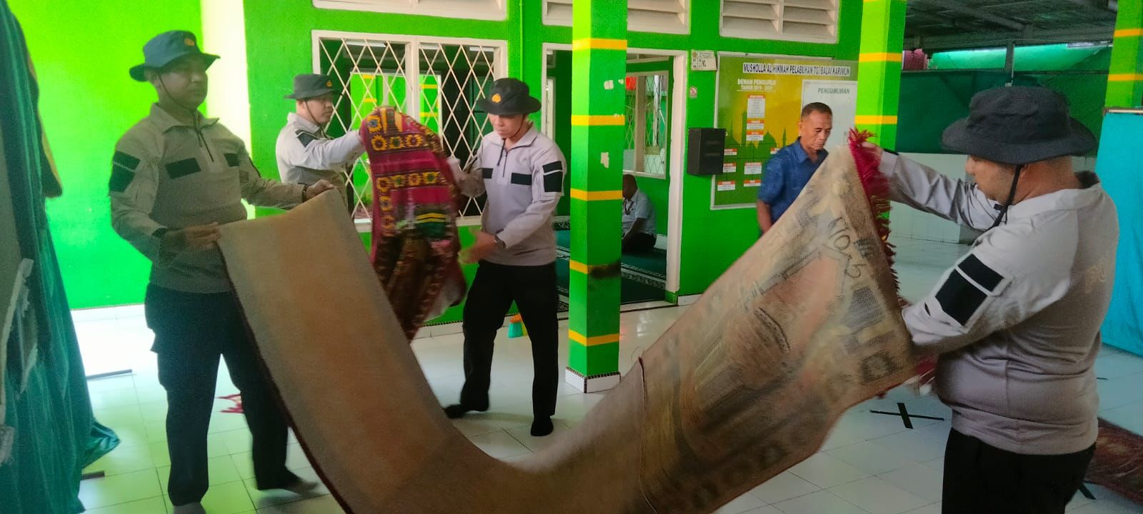 Jajaran Polsek KKP melaksanakan gotong-royong membersihkan tempat ibadah di Mushola Al- Hikmah Pelabuhan Domestik Karimun.