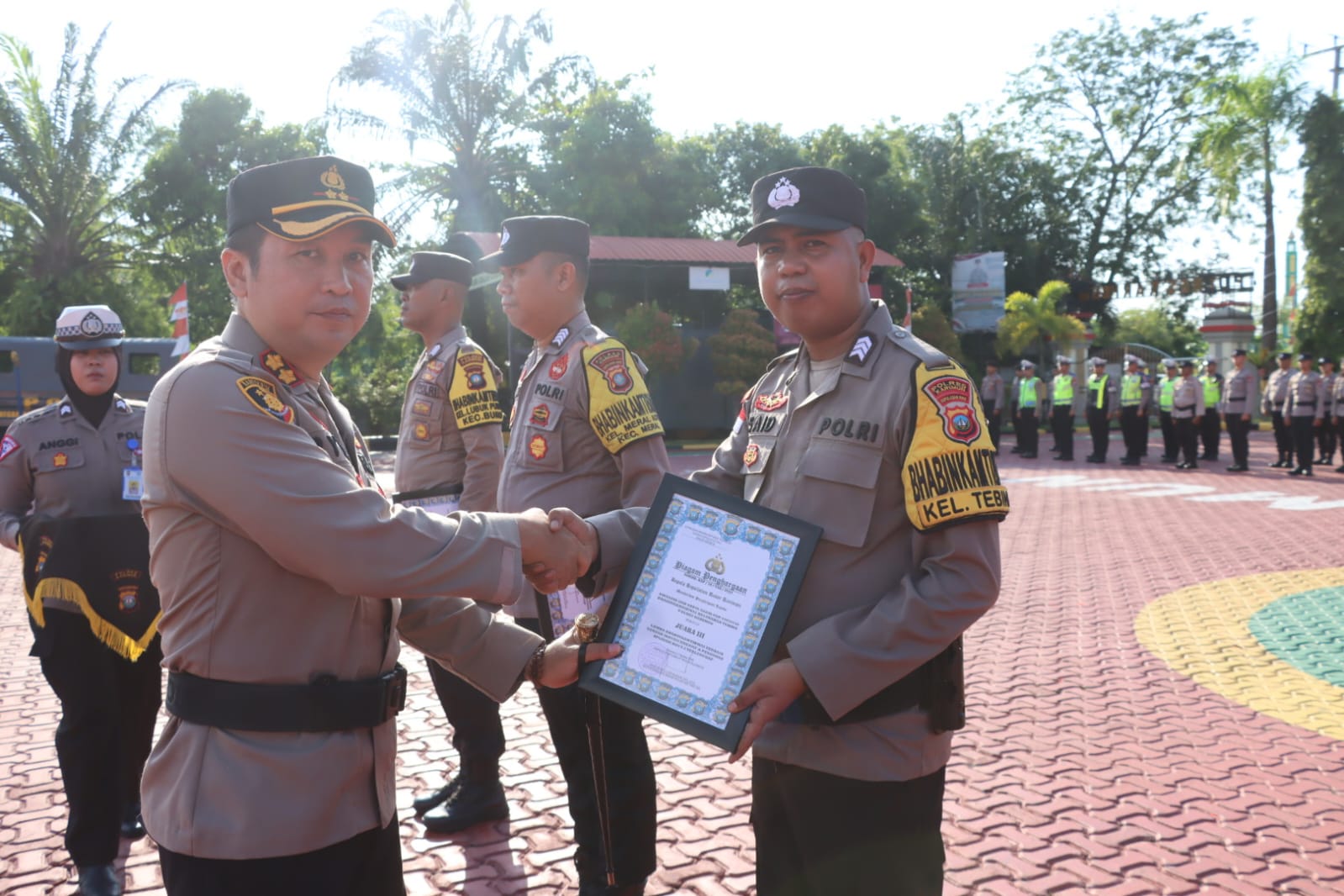 Bhabinkamtibmas Polsek Buru, Bripka Buzari mendapatkan penghargaan dari Kapolres Karimun, AKBP Ryky W. Muharam.