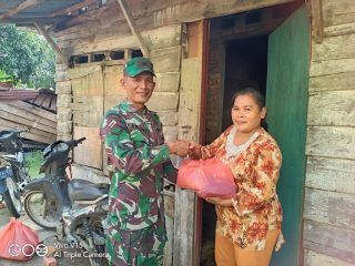 Melalui Babinsa, Kodim 0317/TBK Serahkan Sembako ke Korban Banjir