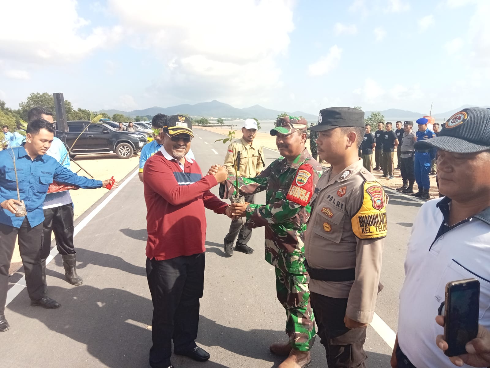 Pemerintah Daerah Karimun melakukan penanaman 1.000 batang bibit pohon mangrove di Pesisir Leho, Jembatan Kuning, Kecamatan Tebing.