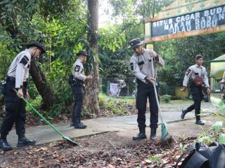 Polres Karimun melaksanakan bakti sosial dengan melakukan bersih-bersih disekitaran makam badang yang berada di Pulau Buru, Kecamatan Buru.