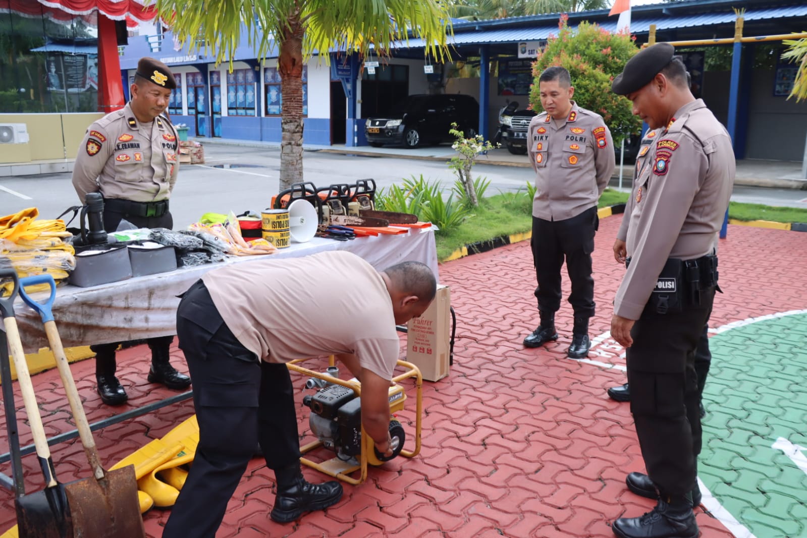 Kapolres Karimun AKBP Ryky W. Muharam mengecek peralatan SAR serta kesiapan anggota Sat Samapta dalam penanganan bencana.