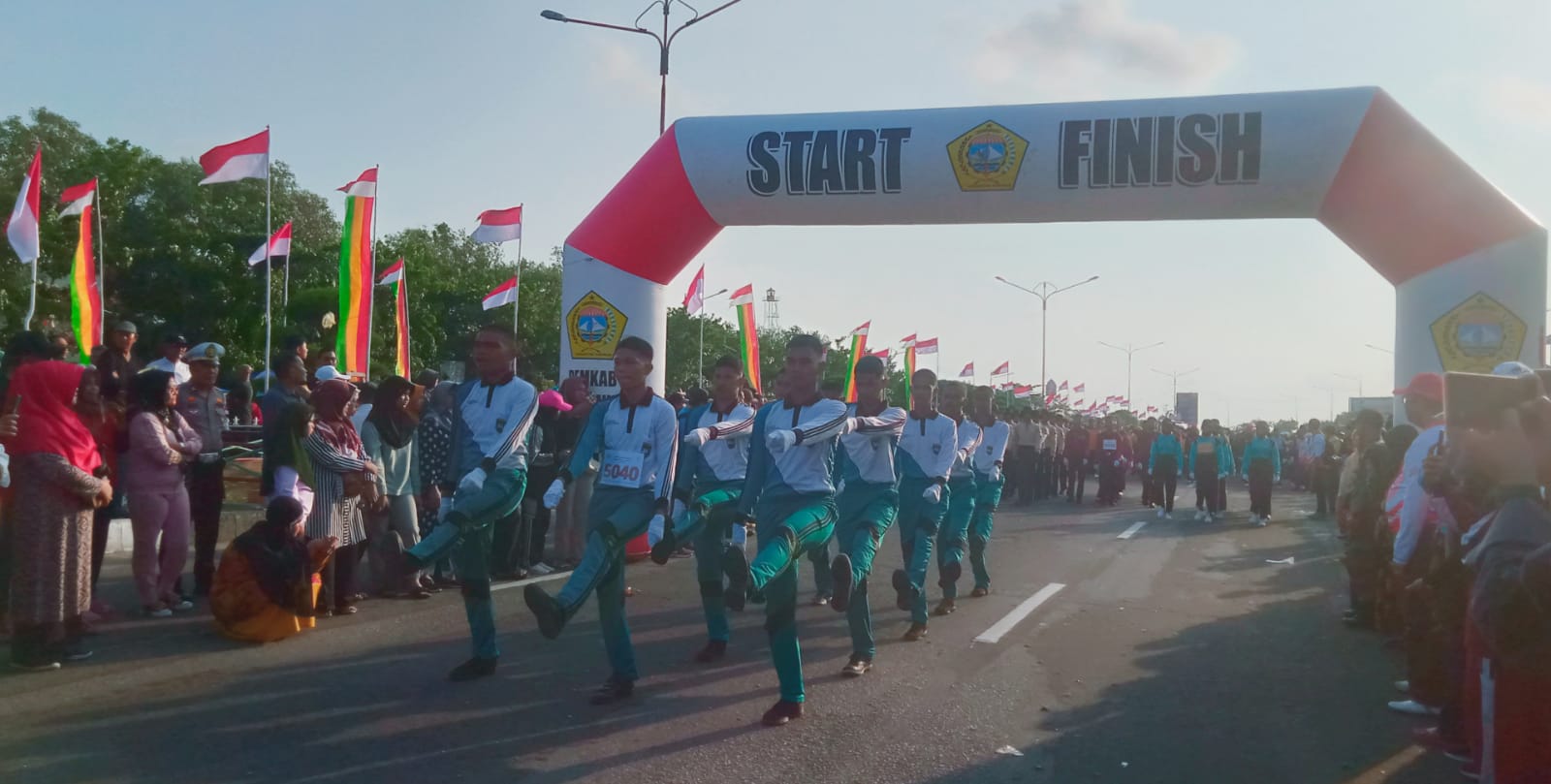 Bupati Karimun, Aunur Rafiq melepas peserta lomba gerak jalan 8, 10 dan 17 kilometer gebyar HUT RI ke-78 tahun 2023.