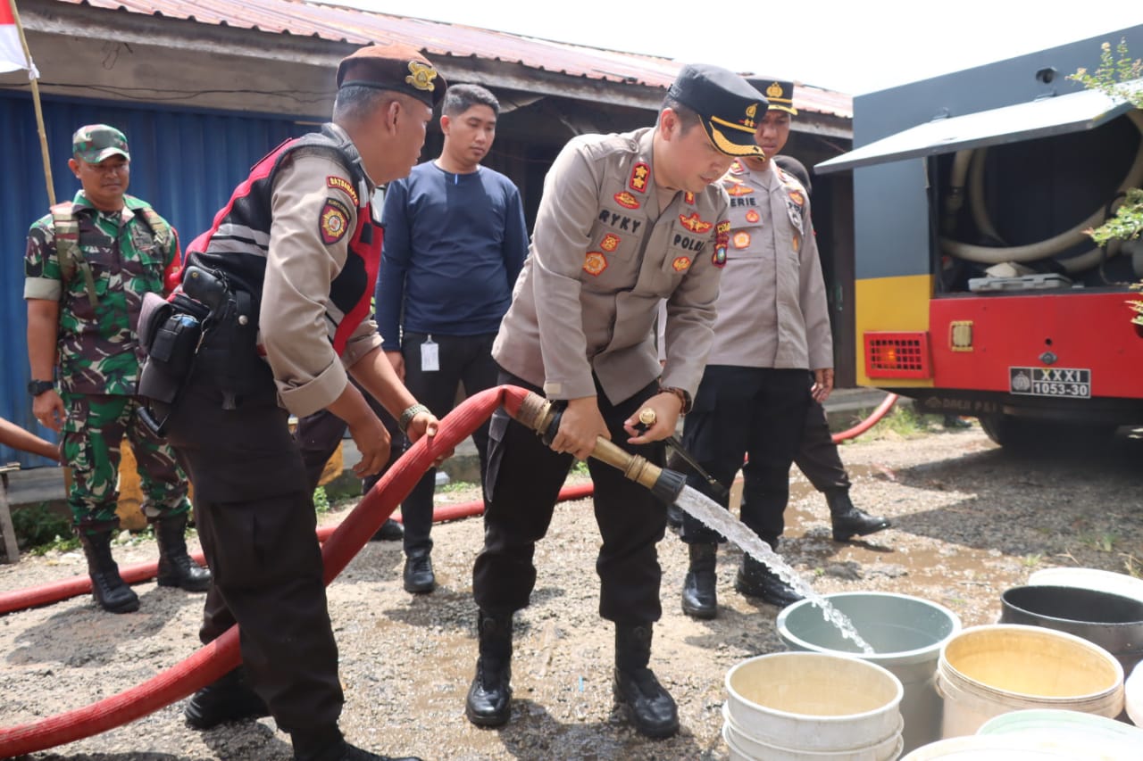 Polres Karimun memberikan bantuan berupa air bersih sebanyak 10.000 liter kepada masyarakat, Jumat (11/8/2023).