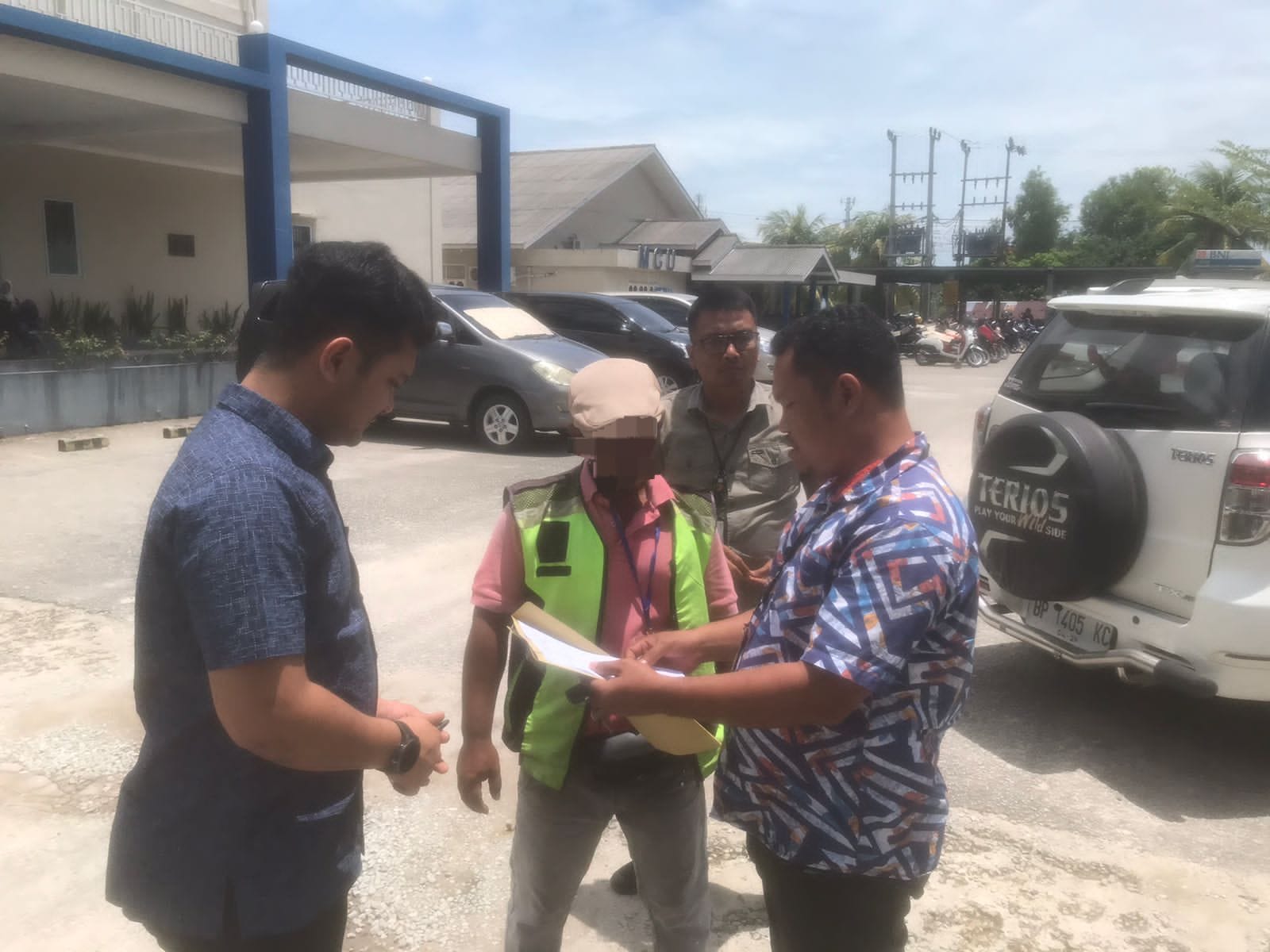 Satreskrim Polres Karimun mengamankan dua orang juru parkir liar berinisiap SP dan HK yang meresahkan di wilayah Kabupaten Karimun.