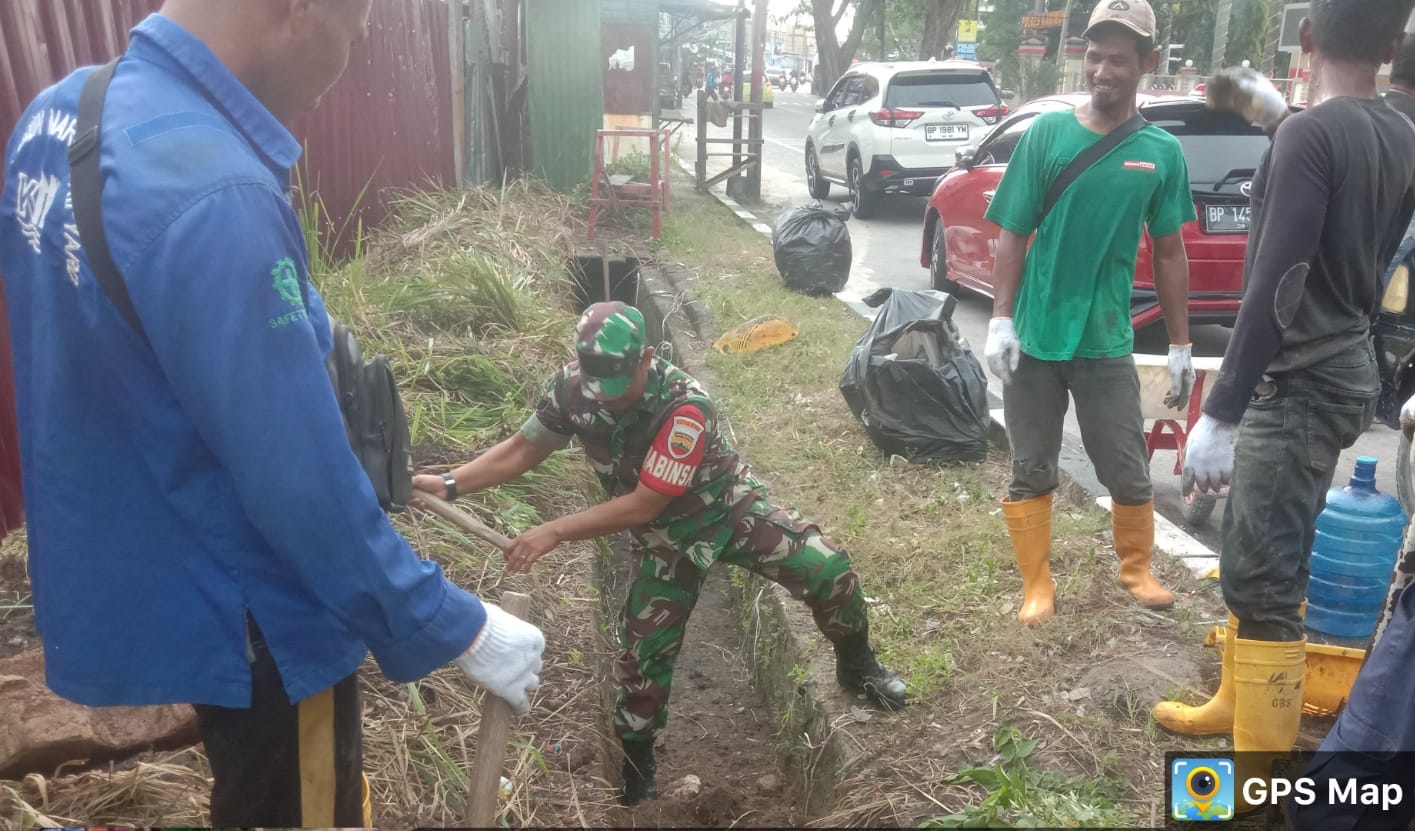 Ada berbagai cara yang dilakukan Babinsa Koramil 01/Balai untuk lebih dekat dengan warga di desa binaannya.