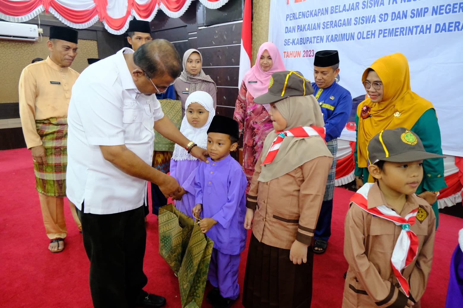 Pemerintah Kabupaten Karimun memberikan seragam sekolah gratis kepada 4.434 siswa tingkat SD dan 3.926 siswa tingkat SMP.